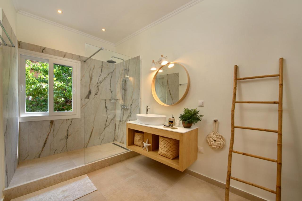 La Maisonette: Heart of Liapades with Beach Access Exterior photo